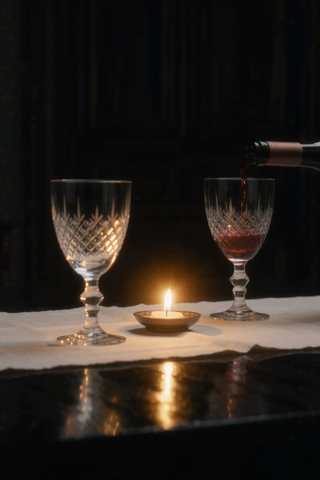 Une table dressée pour deux, dans une salle vide avant le service.